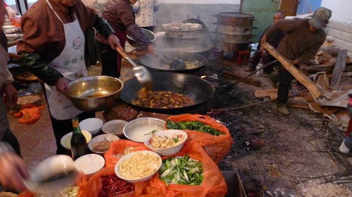 為什么農(nóng)村酒席帳篷價(jià)格參差不齊?